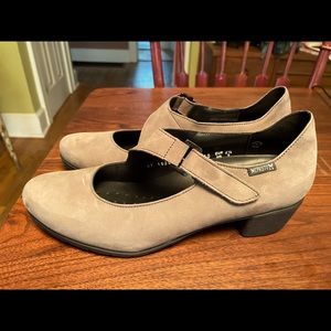 Mephisto taupe Mary Janes Velcro strap never worn Size 9- low heel vintage style